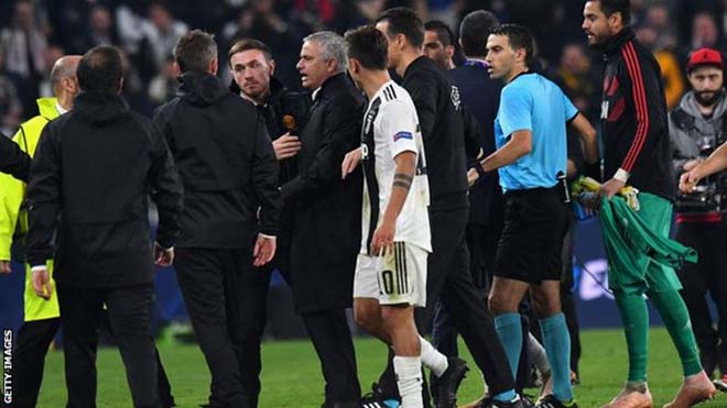 MU ngược dòng, Mourinho nhạo báng fan Juventus: Thù hận tích tụ - 1