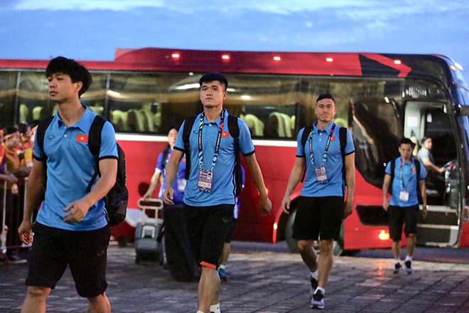 Tại sao ĐT Việt Nam đến sân muộn đấu Lào khai mạc AFF Cup? - 1
