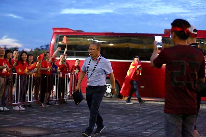 Tại sao ĐT Việt Nam đến sân muộn đấu Lào khai mạc AFF Cup? - 3