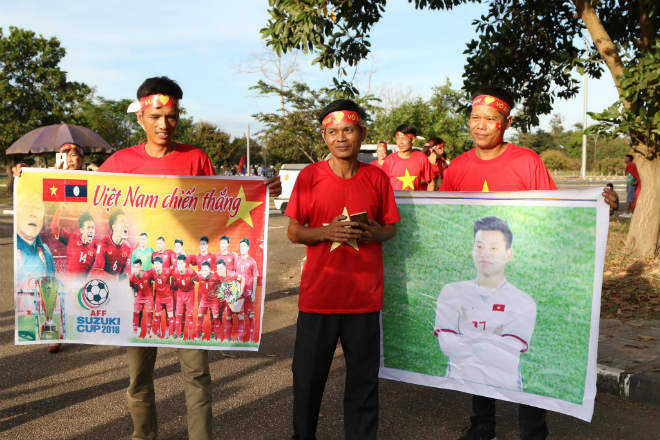 Việt Nam đấu Lào: &#34;Rừng&#34; fan áo đỏ áp đảo chủ nhà, hâm nóng khán đài - 4