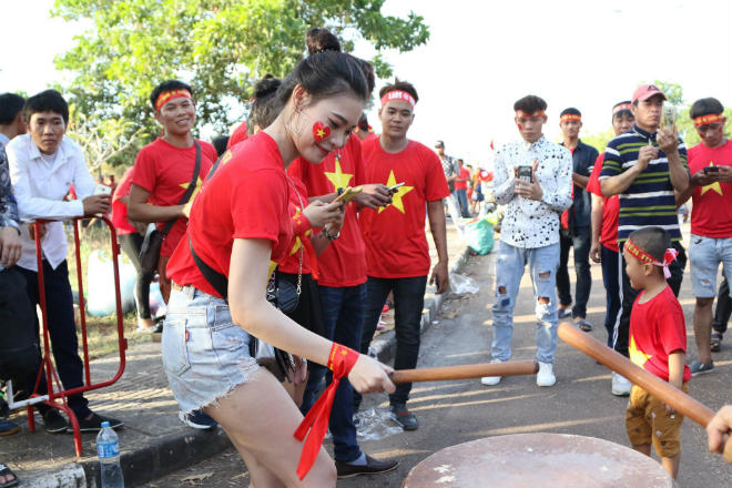 Việt Nam đấu Lào: &#34;Rừng&#34; fan áo đỏ áp đảo chủ nhà, hâm nóng khán đài - 2