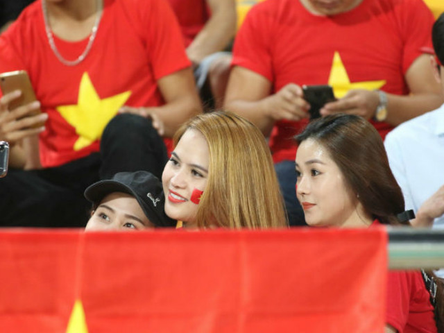 Bóng đá - Việt Nam đấu Lào: "Rừng" fan áo đỏ áp đảo chủ nhà, hâm nóng khán đài