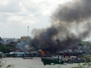 Cháy nhiều căn nhà ở chợ nổi Cái Răng lúc giữa trưa
