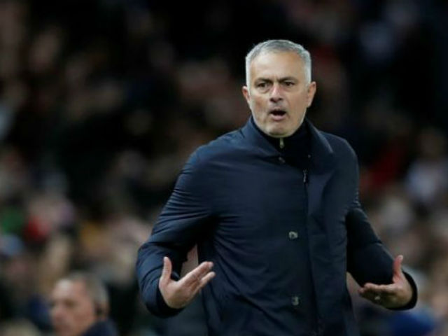 Mourinho vạ miệng dễ lỡ derby Manchester: Fan MU bức xúc tố FA hãm hại