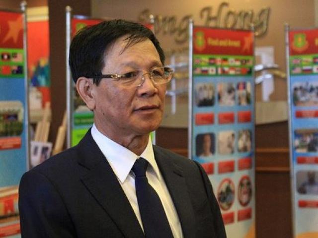 Cảnh sát áp giải cựu Trung tướng Phan Văn Vĩnh về trại giam