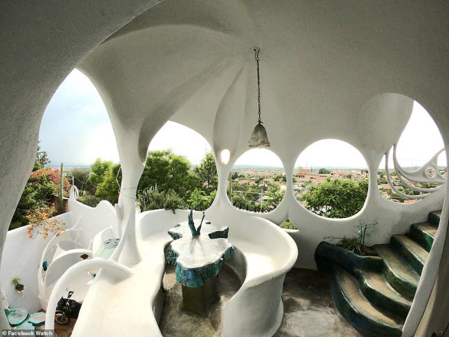 Steve, một nhà thiết kế 3D ở Mexico, đã giới thiệu công trình mang tên Bat Casa với kiến trúc giống hang động. Ngôi nhà được xây dựng bằng kỹ thuật in 3D.