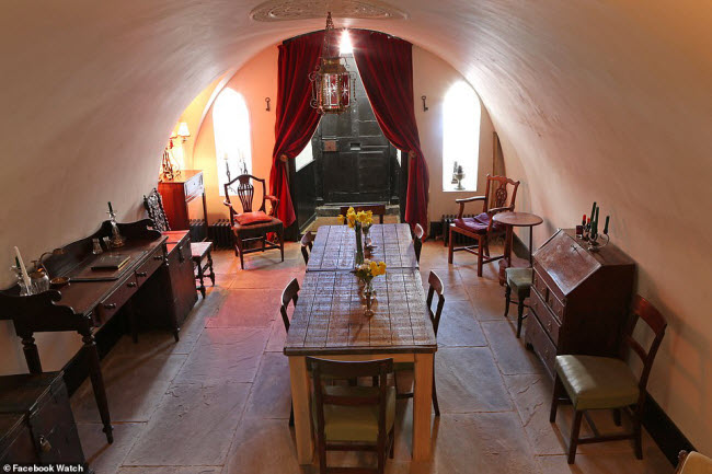Bên trong lâu đài&nbsp;Hatch&#39;s Castle, một trong các phòng khách có trần hình vòm và nền đá.