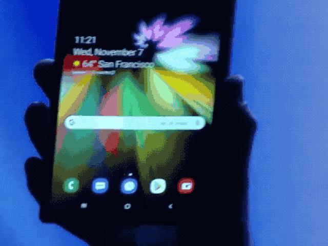 Video: Smartphone gập của Samsung khiến các đối thủ “mất ngủ”