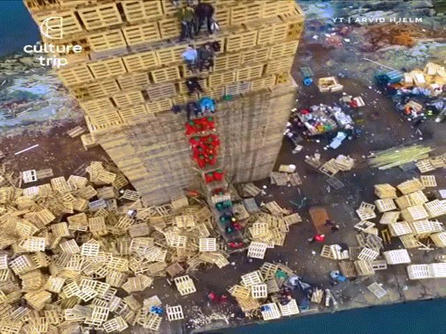 Media - Lễ hội kỳ lạ: Xây dựng tòa tháp gỗ khổng lồ rồi... phóng hỏa thiêu trụi