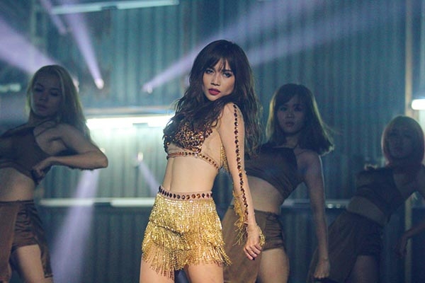 Sĩ Thanh bị la ó mặc trang phục &#34;thiếu vải&#34; - 6