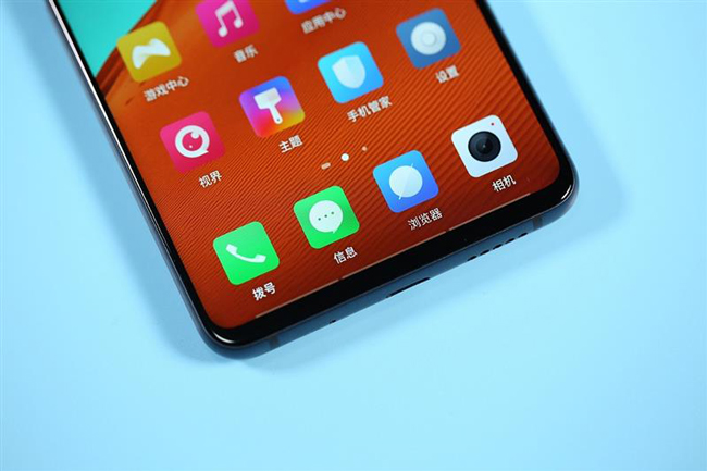 Đáng tiếc, Nubia X không có camera trước, người dùng chỉ có thể chụp ảnh selfie với camera kép trên lưng bằng cách sử dụng màn hình phụ.&nbsp;