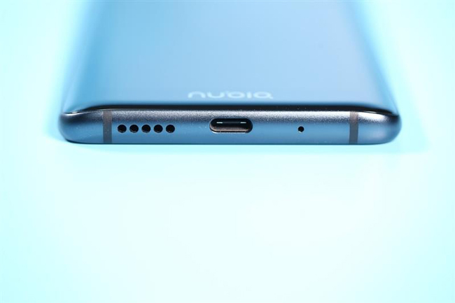 Máy có cổng USB C để sạc pin và kết nối phụ kiện.