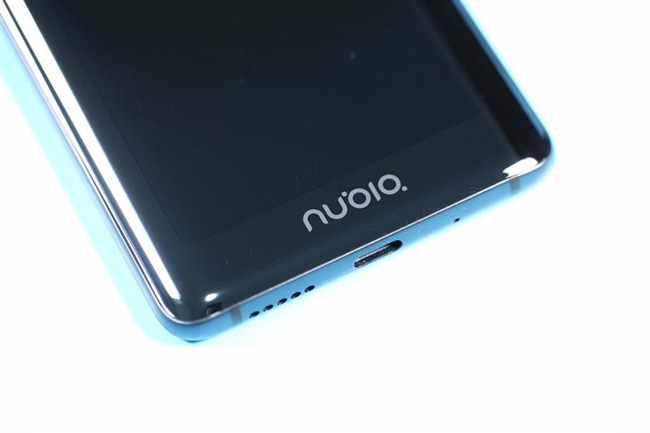 Nubia X đi kèm với một pin 3.800 mAh, có thể kéo dài ít nhất một ngày sử dụng và chạy hệ điều hành Android 8.1 Oreo cùng giao diện người dùng 6.0.2 của nubia.