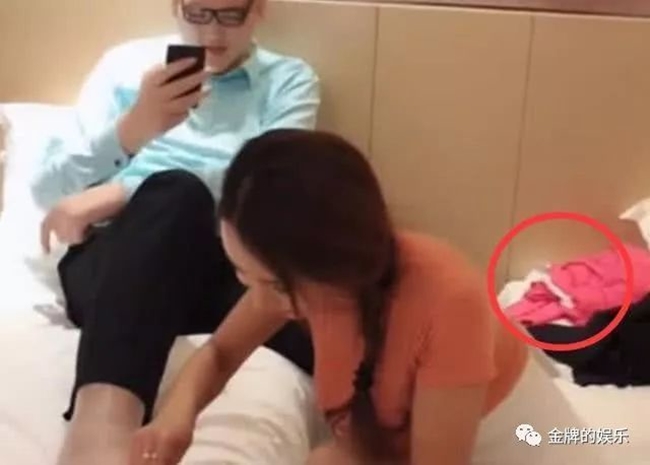 Đặc biệt, mới đây mạng xã hội Trung Quốc xôn xao trước&nbsp;loạt ảnh chụp từ video ghi lại hình ảnh&nbsp;diễn viên sinh năm 1987 trong phòng khách sạn. Theo đó, Cung Nguyệt Phi&nbsp;cúi xuống mát-xa chân cho bạn trai Trương Hoan. Cô tỏ ra chiều chuộng và cung phụng anh, khác hẳn thời điểm yêu đại ca xã hội đen - luôn&nbsp;&#34;bắt nạt&#34; và lấn lướt anh chành cao 1m.