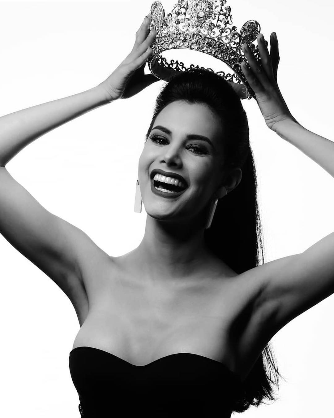 Sắc vóc nóng bỏng của tân Hoa hậu Quốc tế người Venezuela - 9