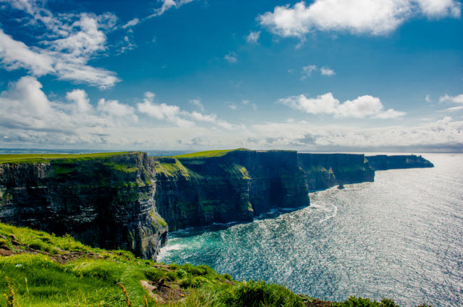 Bắc Ireland: Quốc gia này có các thành phố hiện đại và nhộn nhịp như Belfast hay phong cảnh đồng quê tuyệt. Du khách cũng thể thể bỏ qua bãi đá Giant’s Causeway với hơn 40.000 khối đá hình lục giác.
