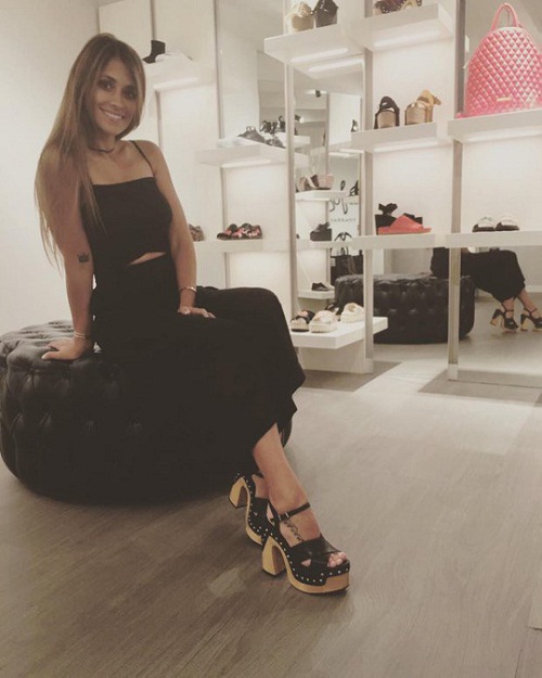 Đọ nhan sắc vợ "Messi Lào" và bà xã Messi "xịn": Ai nóng bỏng hơn? - 3