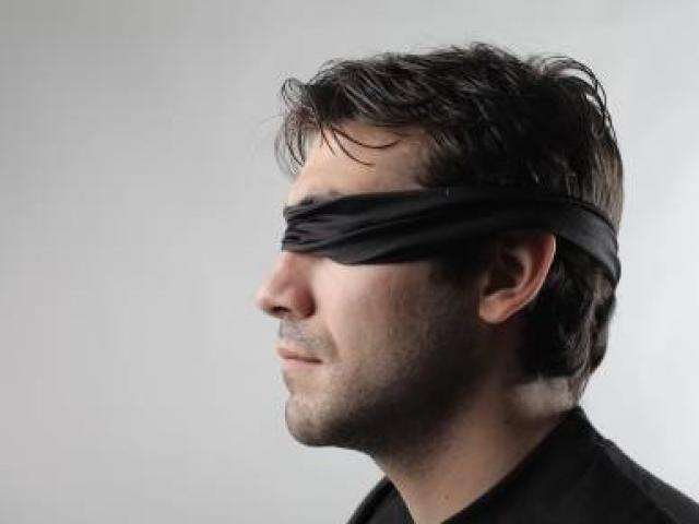 Thế giới - Anh: Giả gái, dụ 4 đàn ông đến nhà bịt mắt quan hệ