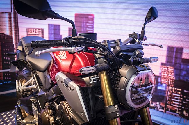 Lần này, 2019 Honda CB650R trang bị phuộc có chức năng phân tách (SFF) được thiết kế với lò xo ở một chân phuộc và dầm chống xóc ở một chân phuộc khác.