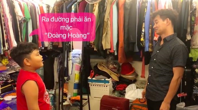 Một góc tủ đồ quần áo của gia đình Xuân Bắc được chính anh hé lộ khi con trai anh &#40;bé Bi&#41; chọn trang phục mặc đi chơi. Khi bị bố thúc giục việc chọn đồ, bé Bi vừa chê bố vừa lý sự &#34;ra đường phải ăn mặc đàng hoàng&#34;.