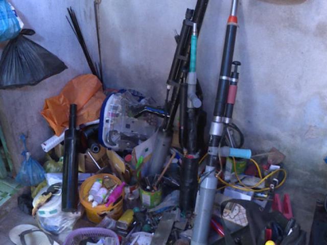Pháp luật - Điều tra vụ mất trộm, bất ngờ phát hiện "xưởng" làm súng, mã tấu tự chế