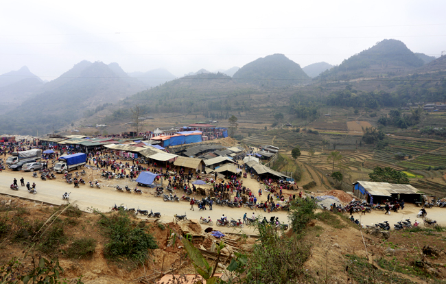 Nằm trên vùng núi cao và cách thành phố Lào Cai gần 100 km, du khách đến với chợ trâu, chim cảnh Cán Cấu (huyện Si Ma Cai, Lào Cai) sẽ đi qua những con đèo gấp khúc uốn lượn, càng lên cao càng dốc đứng rợn gáy, đặc trưng địa hình Tây Bắc.
