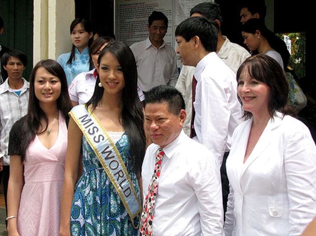 Người đẹp sinh năm 1984 từng được tỷ phú Hoàng Kiều mời sang Việt Nam sau khi cô đăng quang ngôi vị Hoa hậu không lâu. Đây được xem là những bước đầu trong kế hoạch tổ chức Miss World tại Việt Nam của ông.