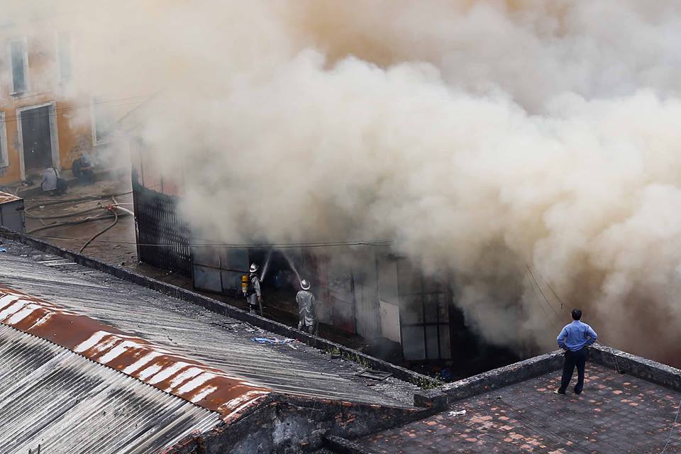 Lửa đỏ rực bao trùm xưởng rộng hơn 1.500m2 giữa Thủ đô - 2