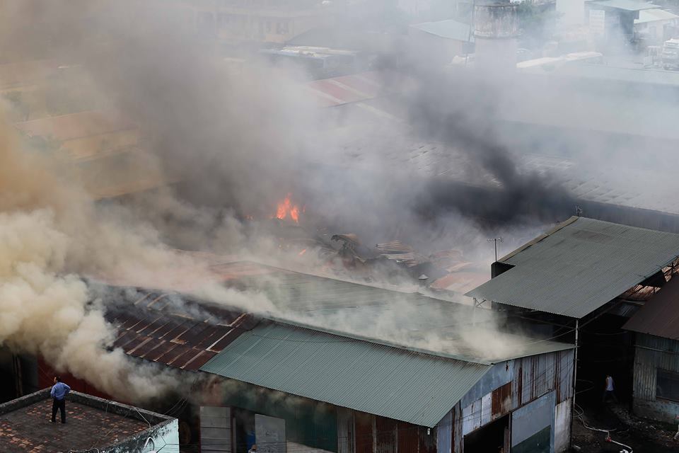 Lửa đỏ rực bao trùm xưởng rộng hơn 1.500m2 giữa Thủ đô - 3