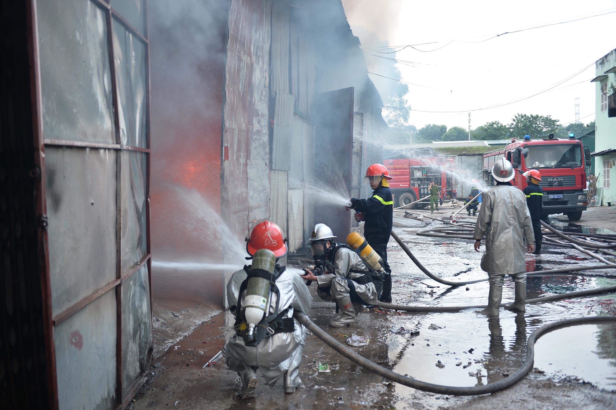 Lửa đỏ rực bao trùm xưởng rộng hơn 1.500m2 giữa Thủ đô - 6