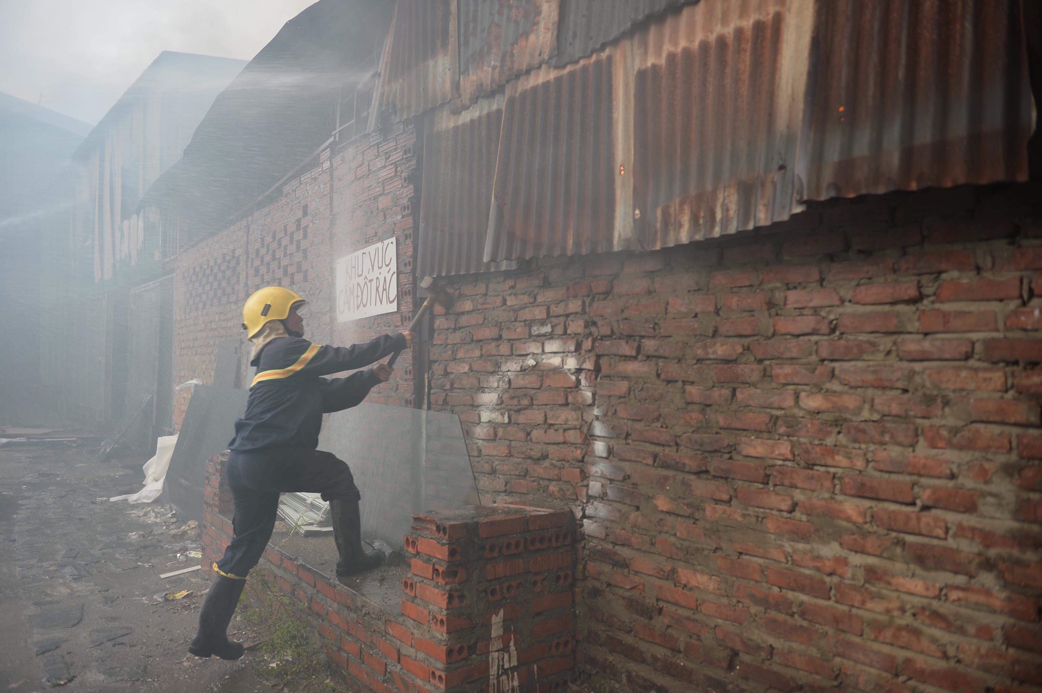 Lửa đỏ rực bao trùm xưởng rộng hơn 1.500m2 giữa Thủ đô - 7