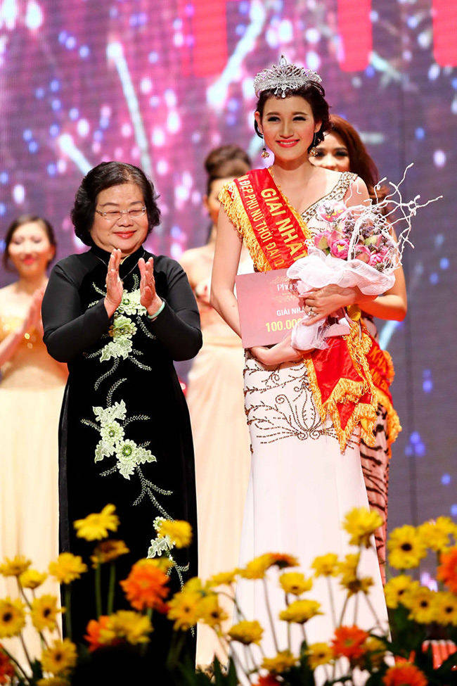 Người đẹp Phương Thảo đến từ Bến Tre từng đoạt giải thưởng Người đẹp phụ nữ Thời đại qua ảnh 2013. Cô gái sinh năm 1992 sở hữu chiều cao 1m72, nặng 49kg, số đo ba vòng 84 -61-92.