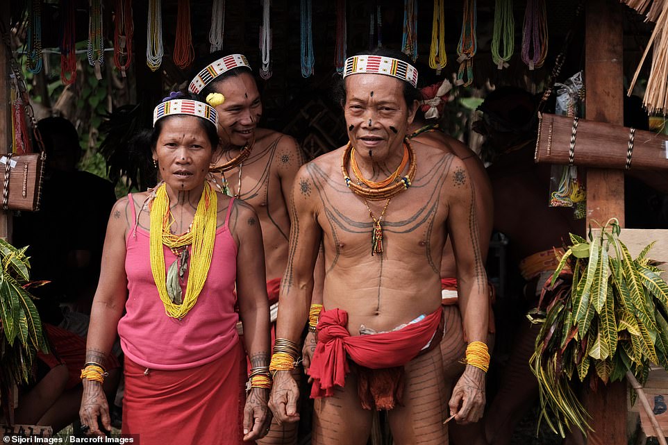 Bộ lạc nguyên thủy Indonesia hằng ngày đi săn bằng giáo, cung tên - 4