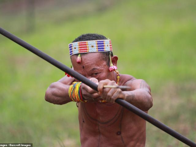 Thế giới - Bộ lạc nguyên thủy Indonesia hằng ngày đi săn bằng giáo, cung tên