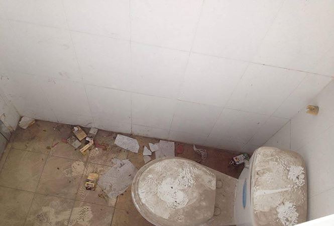 Ác mộng nhà vệ sinh trường học: ‘Khổ lắm, nói mãi’ - 1