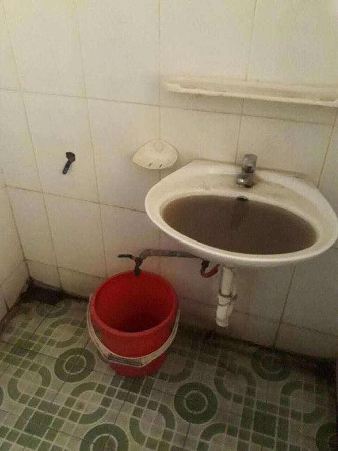 Ác mộng nhà vệ sinh trường học: ‘Khổ lắm, nói mãi’ - 2