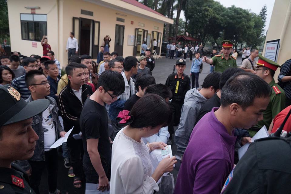 Ông Phan Văn Vĩnh chăm chú đọc tài liệu lúc VKS công bố cáo trạng - 9