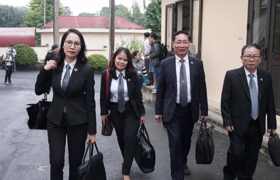 Ông Phan Văn Vĩnh chăm chú đọc tài liệu lúc VKS công bố cáo trạng - 11