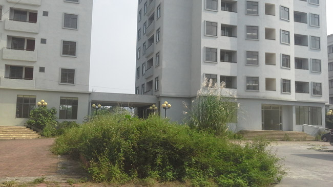Hoàn thiện từ năm 2013, nhưng cả 3 tòa nhà thuộc khu tái định cư thuộc phường Phú Diễn (Bắc Từ Liêm - Hà Nội) vẫn bỏ hoang, không người ở.