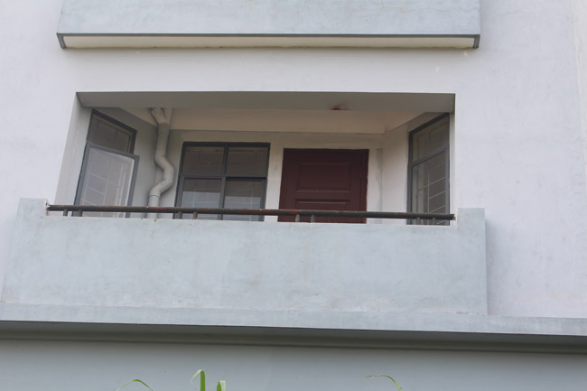 Một căn hộ trên tầng 2 cửa đóng im ỉm.