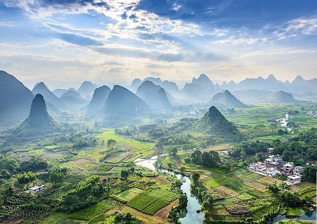 Sông Li chạy vòng quanh dãy núi đá vôi ở Quế Lâm. Người Trung Quốc coi cảnh quan ở Quế Lâm là một trong những cảnh đẹp nhất thế giới.