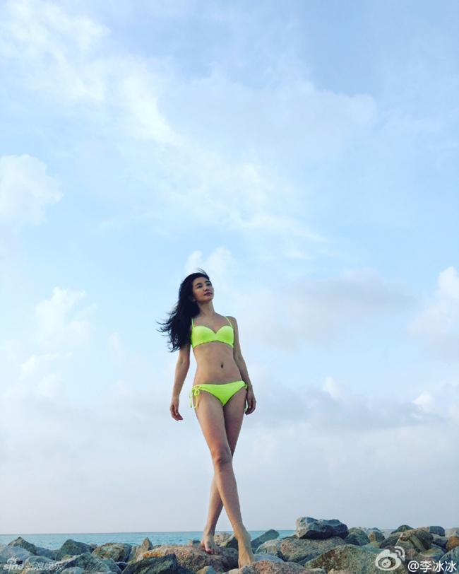 Đây là dịp hiếm hoi, người hâm mộ thấy Lý Băng Băng diện bikini gợi cảm thế này kể từ khi gia nhập làng giải trí.