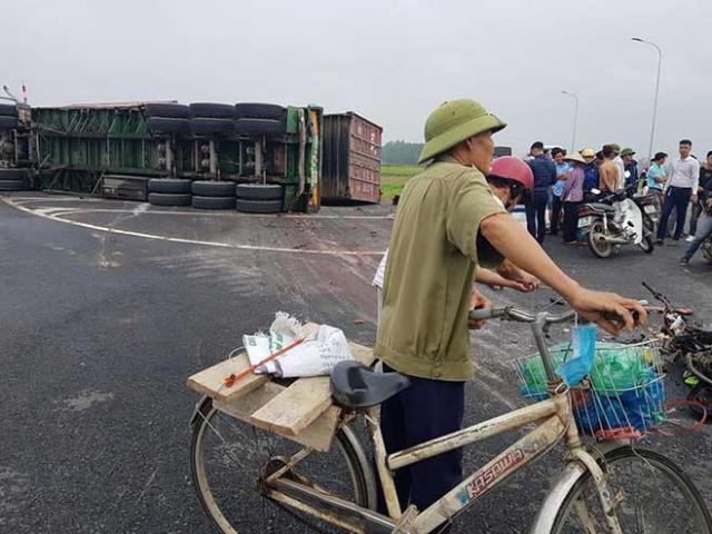 Tin tức trong ngày - Hà Nội: Xe container lật ngang, hai mẹ con tử vong