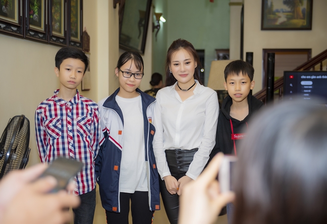 &#34;Quỳnh búp bê&#34; Phương Oanh về quê Hà Nam, fan đến nhà vây kín - 5