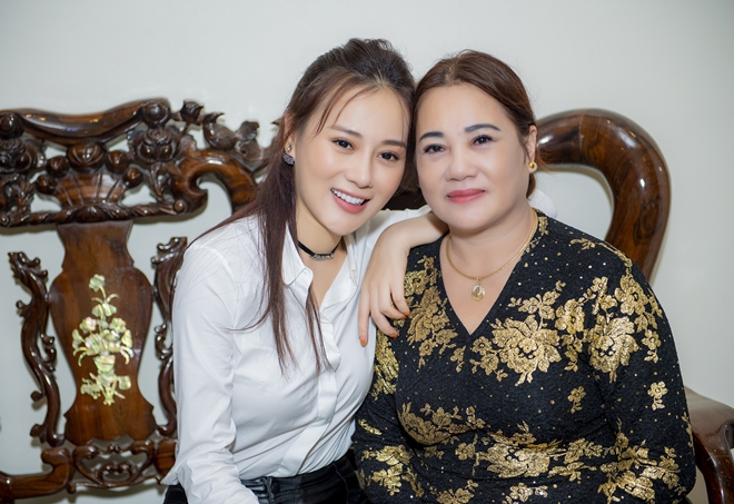 “Quỳnh búp bê” Phương Oanh về quê Hà Nam, fan đến nhà vây kín