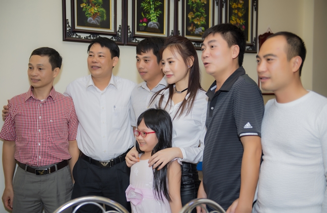 &#34;Quỳnh búp bê&#34; Phương Oanh về quê Hà Nam, fan đến nhà vây kín - 4