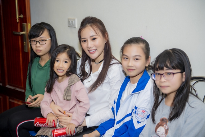 &#34;Quỳnh búp bê&#34; Phương Oanh về quê Hà Nam, fan đến nhà vây kín - 8
