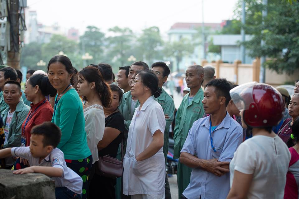 Người dân chen nhau nhìn ông Phan Văn Vĩnh và các bị cáo rời tòa - 10