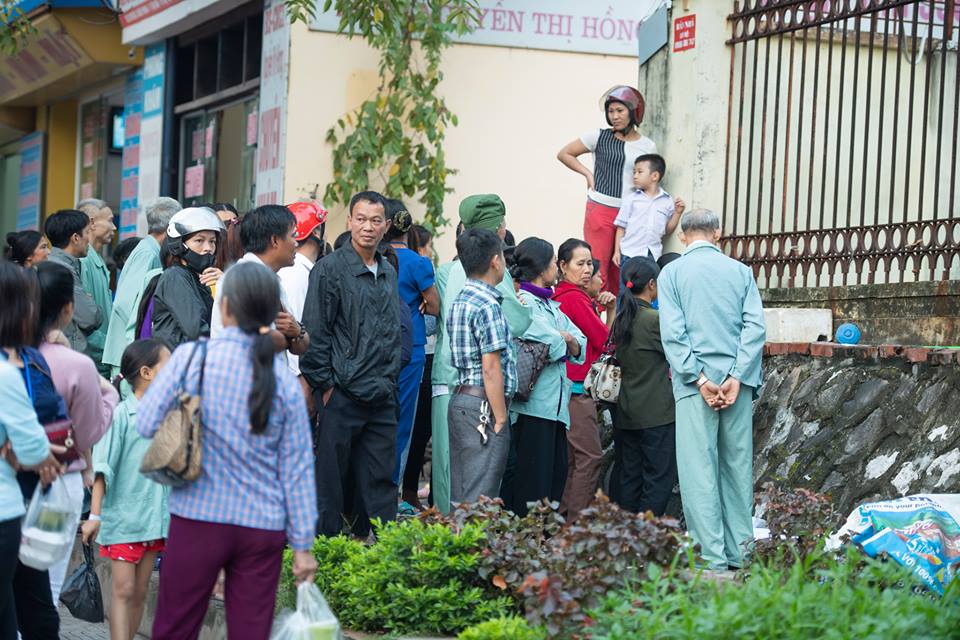Người dân chen nhau nhìn ông Phan Văn Vĩnh và các bị cáo rời tòa - 7