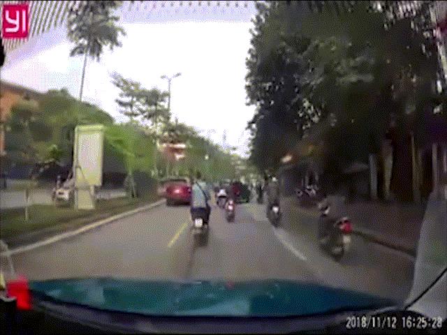 Clip xe Audi lùi như tên bắn, húc văng người đi đường giữa Hà Nội